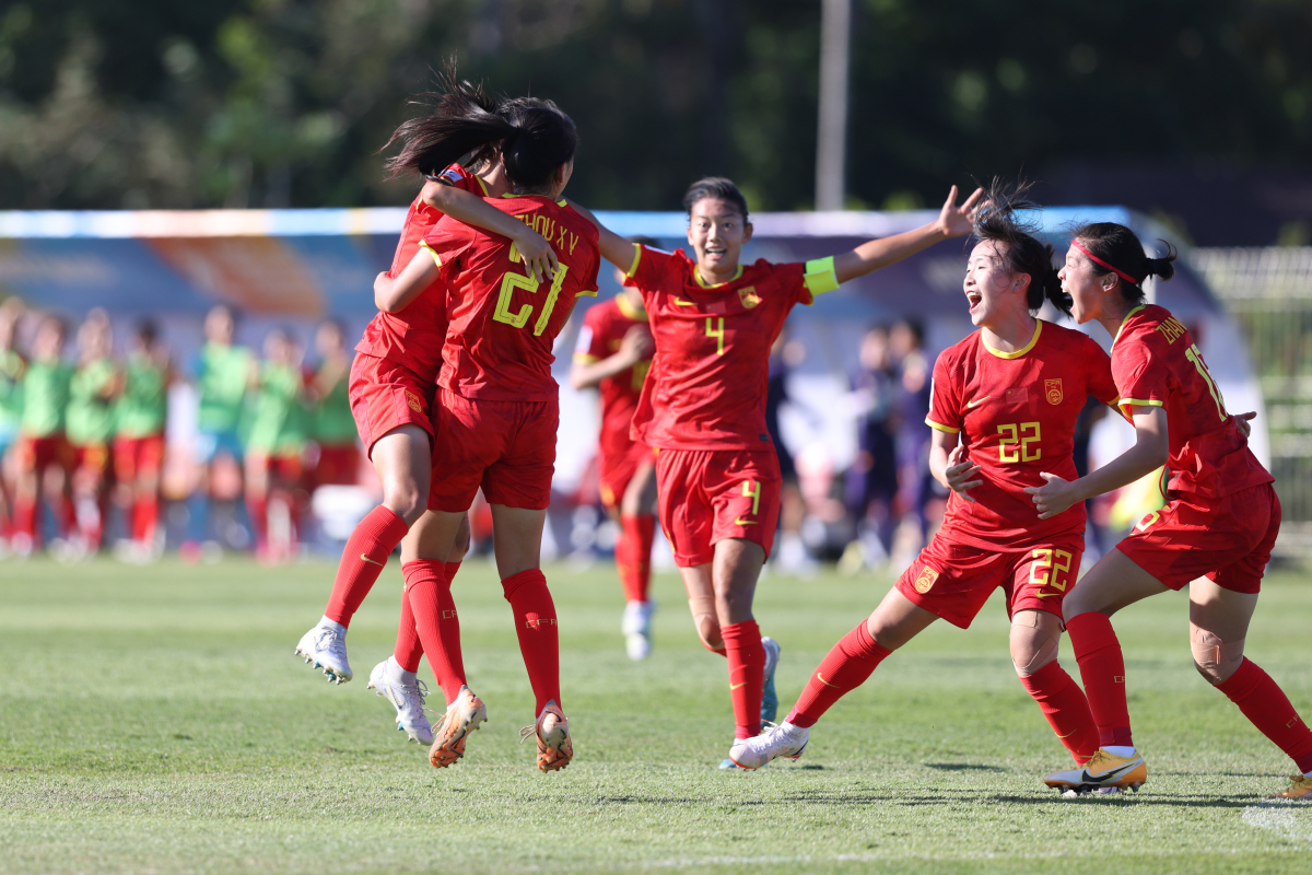 包含中国国家女足备战亚洲杯赛热火朝天的词条